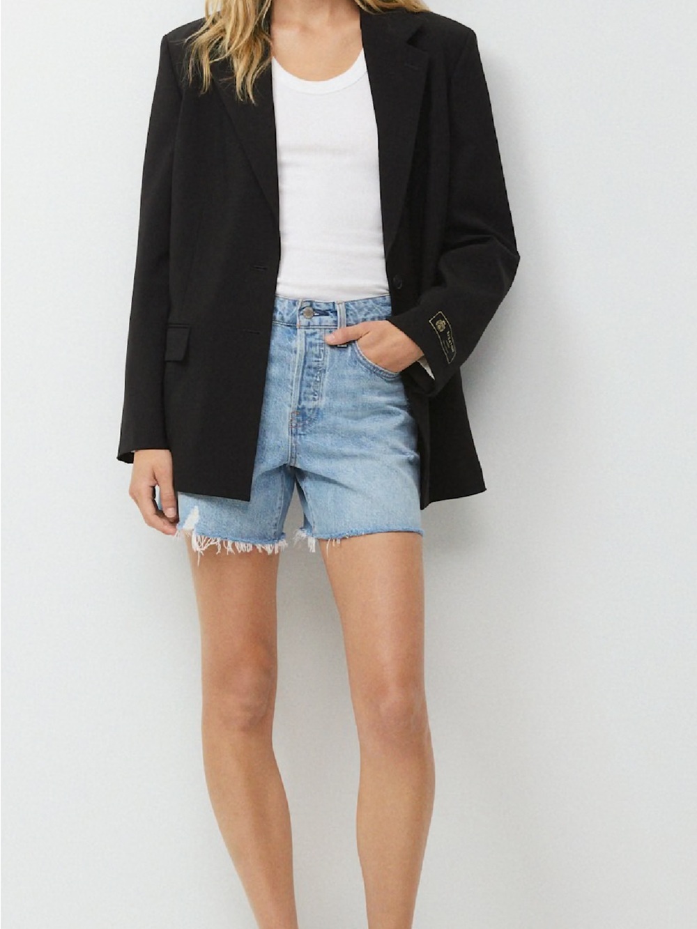Aritzia Denim Forum Yoko Mid Thigh Denim Shorts Size 27 Light Wash Cutoff